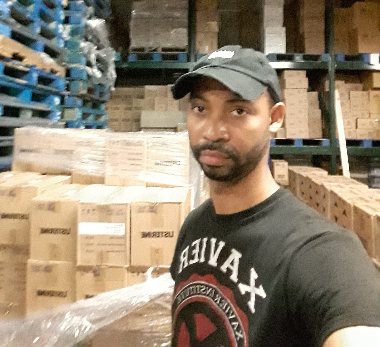 Jerry trabajando en el almacén, antes